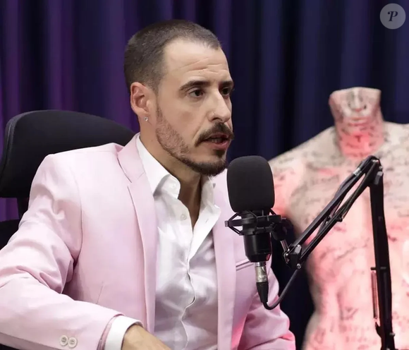 Depois de passar por audiência de custódia, ele foi liberado provisoriamente, mas a Justiça estabeleceu medidas protetivas, entre elas a proibição de qualquer contato com a vítima.