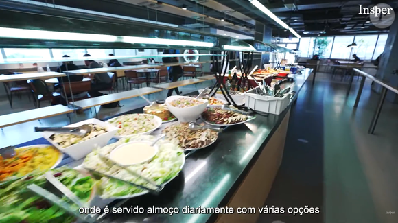 O refeitório do Insper serve almoço diariamente com diversas opções de refeições e ainda conta com espaço para os alunos aquecerem a comida levada de casa
