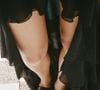 Tendência do momento! A nova sandália da Zara aposta em um design diferenciado: em vez do formato tradicional, o modelo de R$ 249 traz uma tira que envolve o peito do pé e no dedão, um detalhe de concha metálica, deixa o visual sofisticado