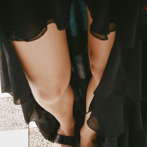 Tendência do momento! A nova sandália da Zara aposta em um design diferenciado: em vez do formato tradicional, o modelo de R$ 249 traz uma tira que envolve o peito do pé e no dedão, um detalhe de concha metálica, deixa o visual sofisticado
