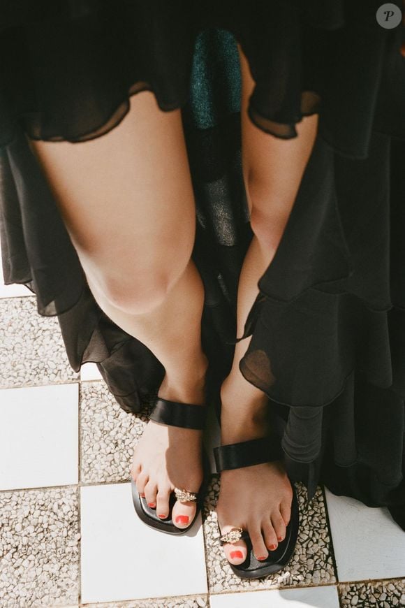Tendência do momento! A nova sandália da Zara aposta em um design diferenciado: em vez do formato tradicional, o modelo de R$ 249 traz uma tira que envolve o peito do pé e no dedão, um detalhe de concha metálica, deixa o visual sofisticado