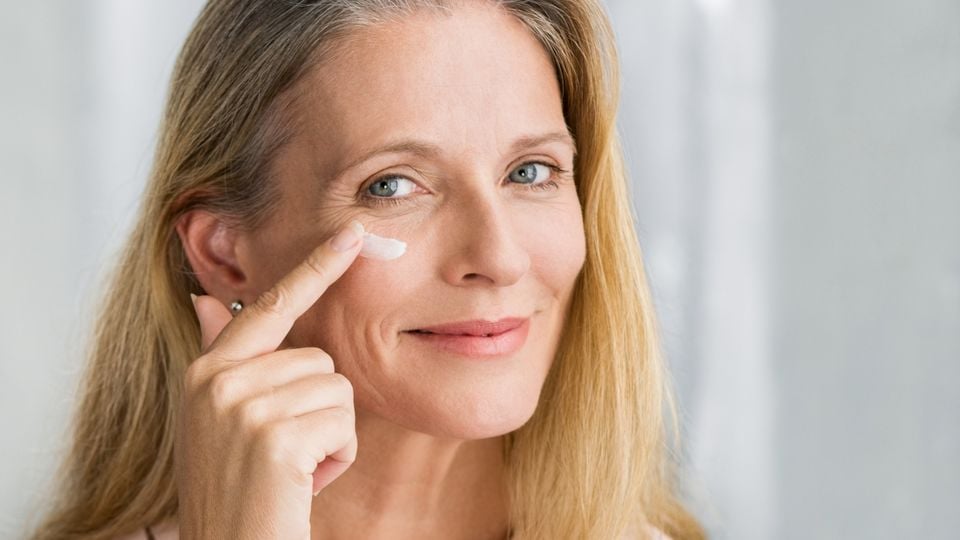 Maquiador ensina a melhor forma de disfarçar rugas e linhas na região dos olhos