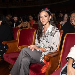Bruna Marquezine aposta em peças caras e grifadas para compor o seu look para o evento.