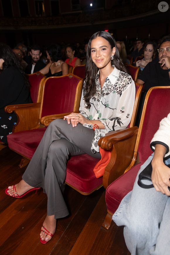 Bruna Marquezine aposta em peças caras e grifadas para compor o seu look para o evento.