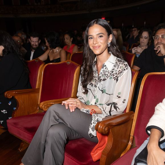 Bruna Marquezine aposta em peças caras e grifadas para compor o seu look para o evento.
