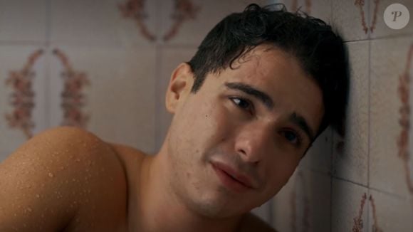 Mau Mau (João Victor Gonçalves) também viverá um momento delicado. O rapaz, que já se decepcionou ao ver Fernando (Pedro Alves) beijando uma menina, agora se frustrará ao encontrar Felipe (Pietro Antonelli) da mesma forma.