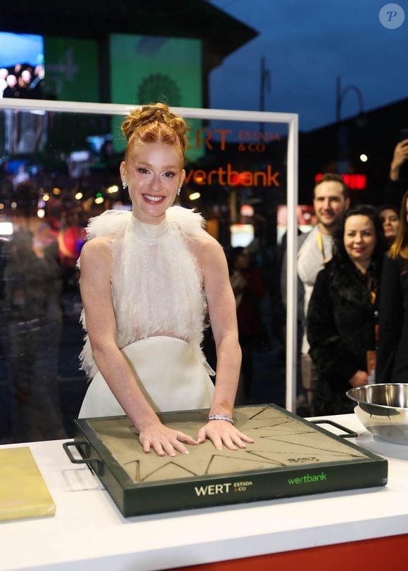 Marina Ruy Barbosa registra as mãos na tradicional Calçada da Fama do Festival de Cinema de Gramado, no Rio Grande do Sul