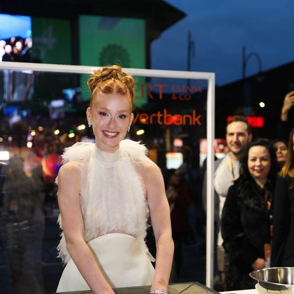 Marina Ruy Barbosa registra as mãos na tradicional Calçada da Fama do Festival de Cinema de Gramado, no Rio Grande do Sul