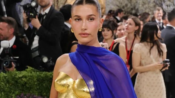 Hailey Bieber segue a tendência de beleza natural, priorizando lábios definidos, mas com aspecto leve e harmonioso