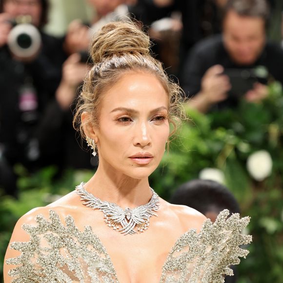 Jennifer Lopez não comenta sobre o assunto e chegou a abandonar uma sessão de autógrafos ao ser questionada sobre Diddy