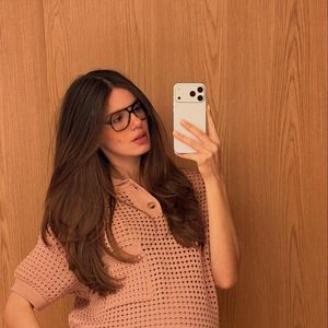 Ao contrário do que muitas mulheres imaginam, a gestação não trouxe uma ruptura no estilo da atriz. Segundo Camila Queiroz, o maior desafio foi apenas adaptar as peças ao novo corpo