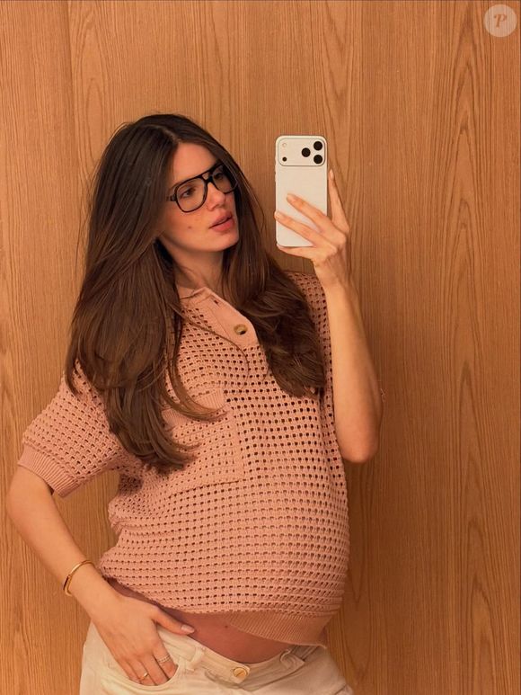 Ao contrário do que muitas mulheres imaginam, a gestação não trouxe uma ruptura no estilo da atriz. Segundo Camila Queiroz, o maior desafio foi apenas adaptar as peças ao novo corpo