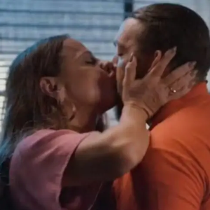 Beijo de Misael e Consuelo em ‘Três Graças’ teve ‘Reinventar’, hit de Belo, como trilha sonora. No entanto, uma gafe temporal chamou atenção!