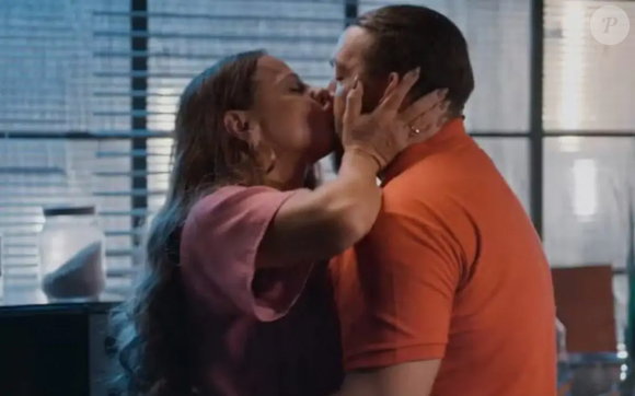 Beijo de Misael e Consuelo em ‘Três Graças’ teve ‘Reinventar’, hit de Belo, como trilha sonora. No entanto, uma gafe temporal chamou atenção!