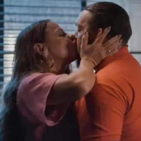 Beijo de Misael e Consuelo em ‘Três Graças’ teve ‘Reinventar’, hit de Belo, como trilha sonora. No entanto, uma gafe temporal chamou atenção!