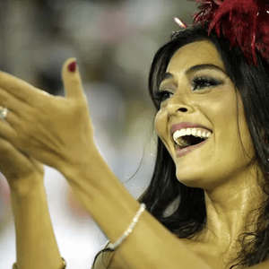 emoção de ver a bateria pela primeira vez se transformou em carreira na avenida. Juliana Paes interage com o público no Carnaval de 2012 da Viradouro