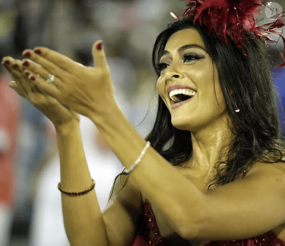 emoção de ver a bateria pela primeira vez se transformou em carreira na avenida. Juliana Paes interage com o público no Carnaval de 2012 da Viradouro