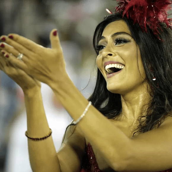 emoção de ver a bateria pela primeira vez se transformou em carreira na avenida. Juliana Paes interage com o público no Carnaval de 2012 da Viradouro