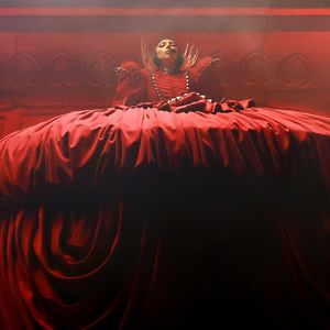 Com megaestrutura finalizada na areia, Copacabana se prepara para receber multidão sob clima típico de outono carioca