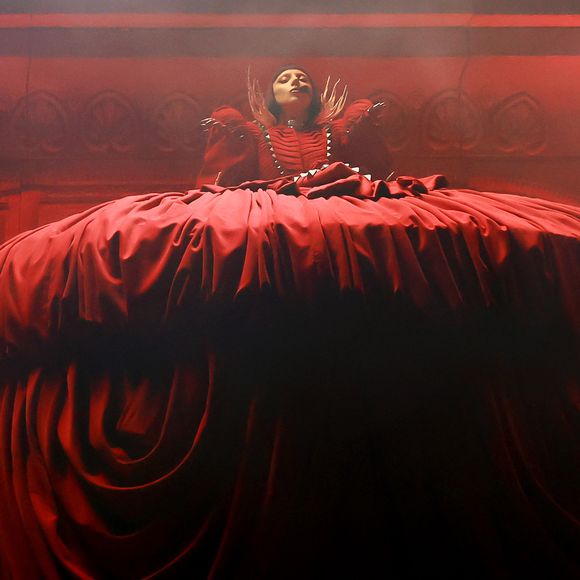 Com megaestrutura finalizada na areia, Copacabana se prepara para receber multidão sob clima típico de outono carioca