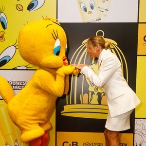 Atriz surge elegante com blazer estruturado e saia lápis em evento da Cia. Beauty com tema do personagem Piu-Piu