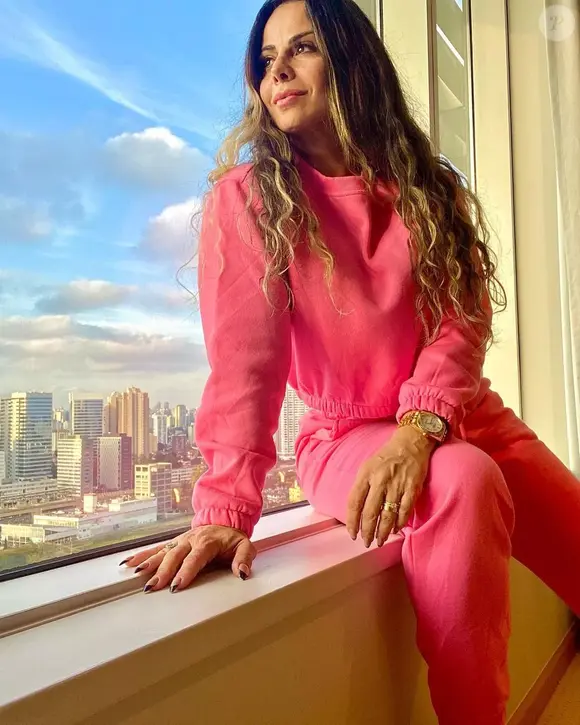 Viviane Araujo negou que tivesse feito lifiting facial e explicou ainda quais procedimentos já realizou, reforçando que sempre foi transparente com os fãs.