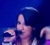 Com o microfone em punho e o bom humor que sempre teve, a cantora fez o “quadradinho” no copo e se apresentou para a plateia