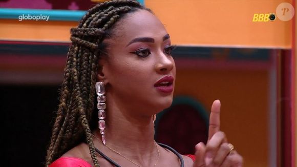 Vinícius tentou amenizar a situação, mas acabou se irritando com o tom exaltado de Aline, pedindo para que ela falasse mais baixo