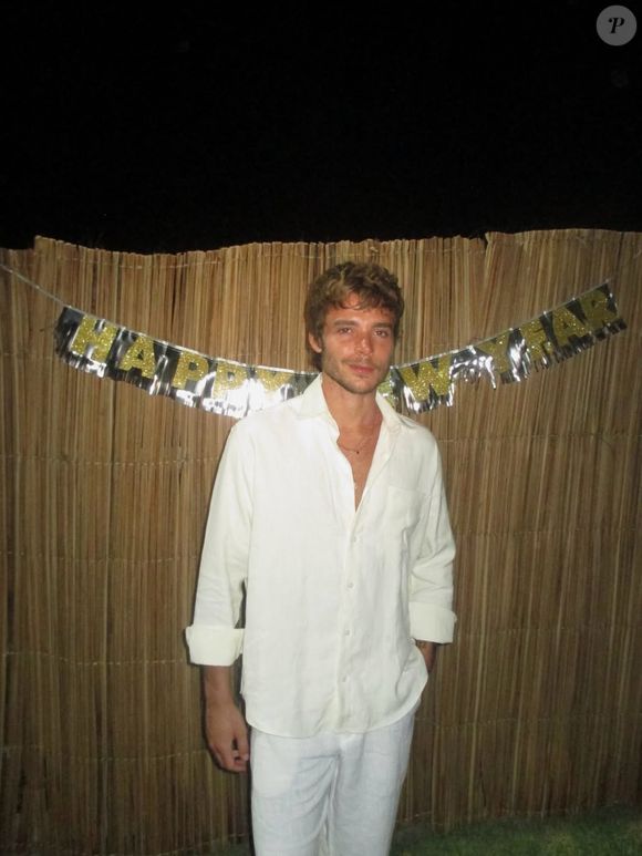 Amigo de Bruna Marquezine, João Lucas escolheu look branco para a noite de réveillon 2026