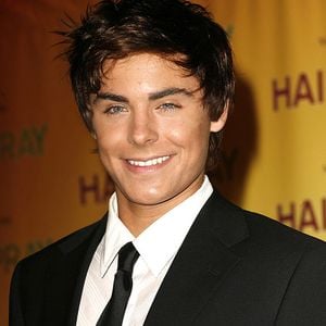 2007: aina com resquícios do cabelo moreno e pele bronzeada, Zac Efron estampava muitas revistas teens