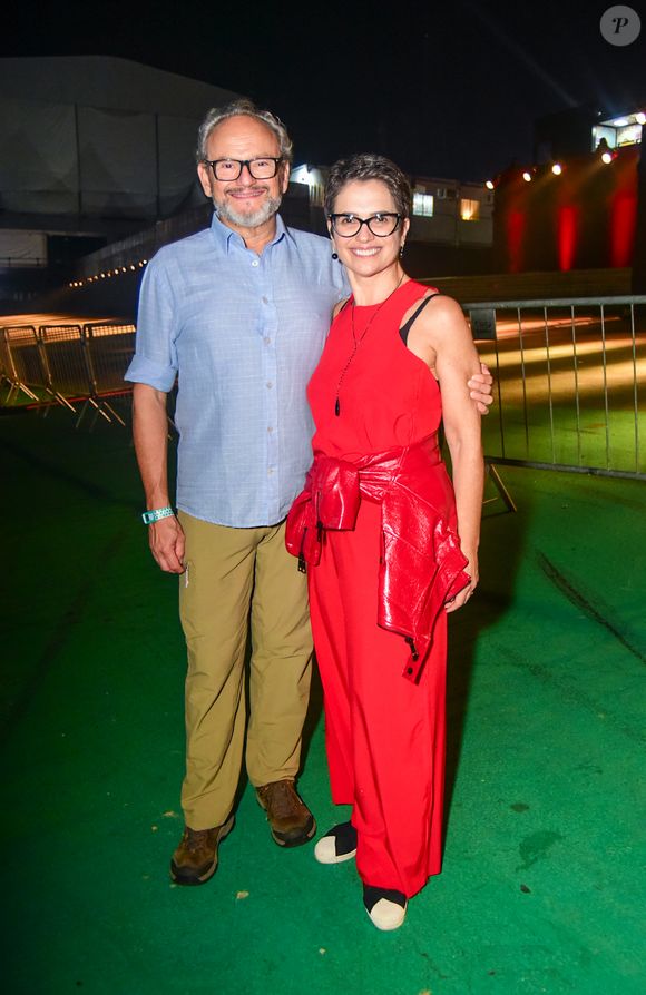 Lollapalooza Brasil 2025: ao lado do marido, Sandra Annenberg apareceu com um look 100% vermelho