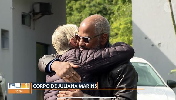 Pai de Juliana Marins, Manoel, recebeu carinho das pessoas no velório da filha