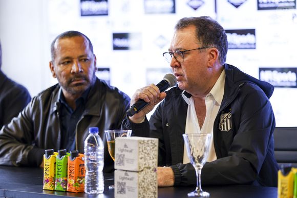 Novo CT do Santos é inaugurado com apoio da NR Sports, empresa que cuida da carreira de Neymar; presidente do Santos Marcelo Teixeira e Neymar Pai celebram parceria durante o evento.