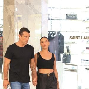 Isis Valverde combinou top estilo cropped, bermuda, cinto e sapatos mocassim para passeio com o marido, Marcus Buaiz