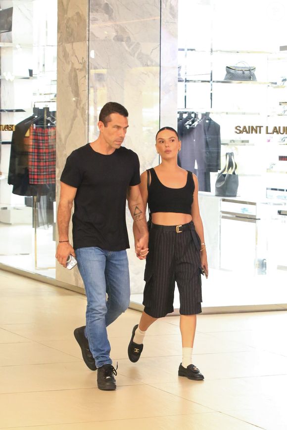 Isis Valverde combinou top estilo cropped, bermuda, cinto e sapatos mocassim para passeio com o marido, Marcus Buaiz