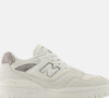 Com visual sofisticado e pegada retrô, o New Balance 550 em tom de “manjar branco” surge como aposta fashion para mulheres que buscam conforto sem abrir mão da elegância