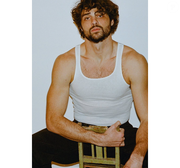 Noah Centíneo ainda com visual magro e sem músculos definidos antes da transformação para os filmes 'Street Fighter' e 'Rambo'