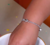 No vídeo publicado por Bruna Biancardi em seu perfil na web, Mavie aparece ao lado de Neymar decorando um bolo.