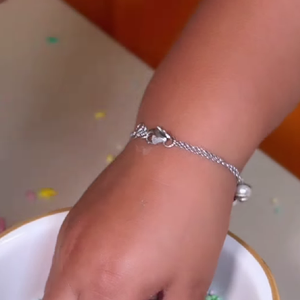 No vídeo publicado por Bruna Biancardi em seu perfil na web, Mavie aparece ao lado de Neymar decorando um bolo.