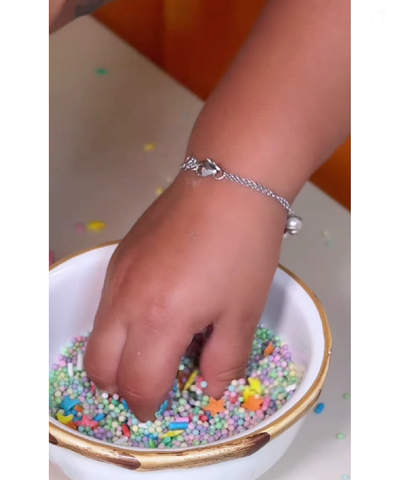 No vídeo publicado por Bruna Biancardi em seu perfil na web, Mavie aparece ao lado de Neymar decorando um bolo.