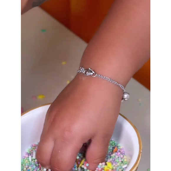 No vídeo publicado por Bruna Biancardi em seu perfil na web, Mavie aparece ao lado de Neymar decorando um bolo.