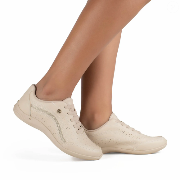 O Tênis Kolosh Casual Bege aposta em um design minimalista, com microfuros que contribuem para a respirabilidade dos pés, costuras que adicionam personalidade e detalhes delicados para deixar as produções mais modernas