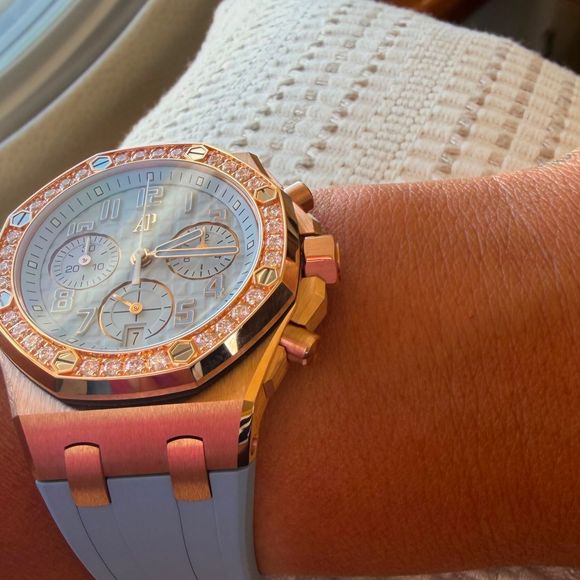 Antonela Roccuzzo chamou atenção ao usar um Audemars Piguet Royal Oak Offshore Lady, avaliado em cerca de R$ 242 mil, durante a campanha da Argentina na Copa do Mundo de 2026