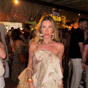 Hoje aos 34 anos, Aline Gotschalg está esbanjando beleza e saúde nas redes sociais. Que antes e depois, hein!