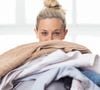 Há um ótimo truque caseiro para suavizar o amassado das roupas. O método também serve para evitar que você precise lavar aquelas roupas tiradas da parte mais alta do guarda-roupa que estão com cheiro de guardado