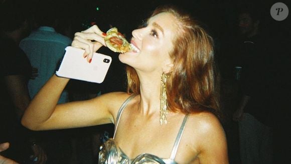 Marina Ruy Barbosa também comeu pizza com as mãos - psicologia aponta que hábito ou o de usar garfo e faca tem origem na infância