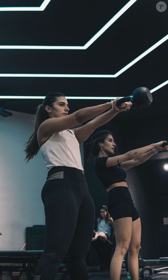 Nesta matéria, Dan Fahey indica uma rotina de 12 exercícios físicos usando apenas um kettlebell
