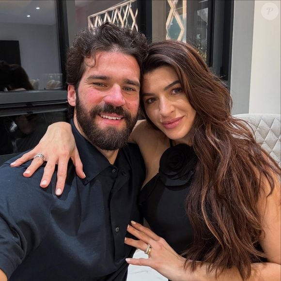 Vermelhidão no rosto do goleiro do Brasil Alisson Becker é doença crônica sem cura e que pode apresentar complicações se não tratada