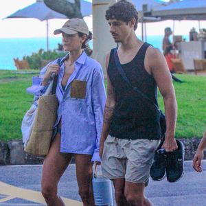 O biquíni em tom azul-esverdeado escolhido por Bruna Marquezine combinou perfeitamente com a proposta casual do look