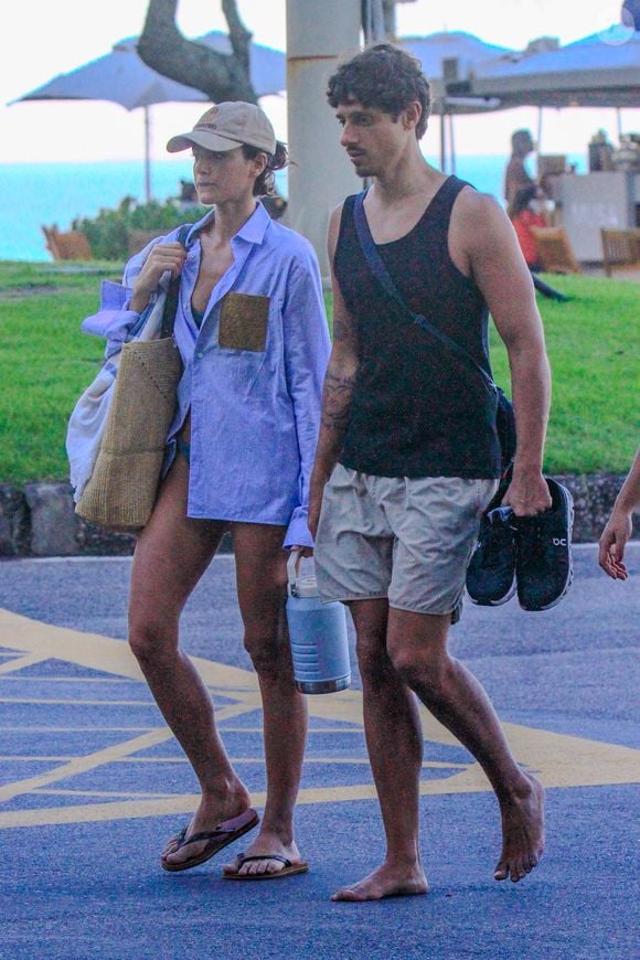 O biquíni em tom azul-esverdeado escolhido por Bruna Marquezine combinou perfeitamente com a proposta casual do look